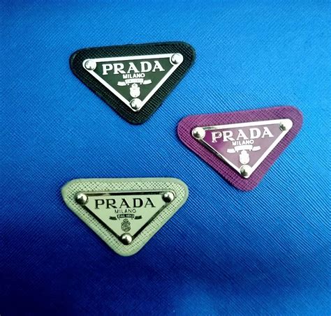 prada logo aufnäher|SET 2 EMBLEM Prada Milano Dreieck Platte CHARM Aufnäher .